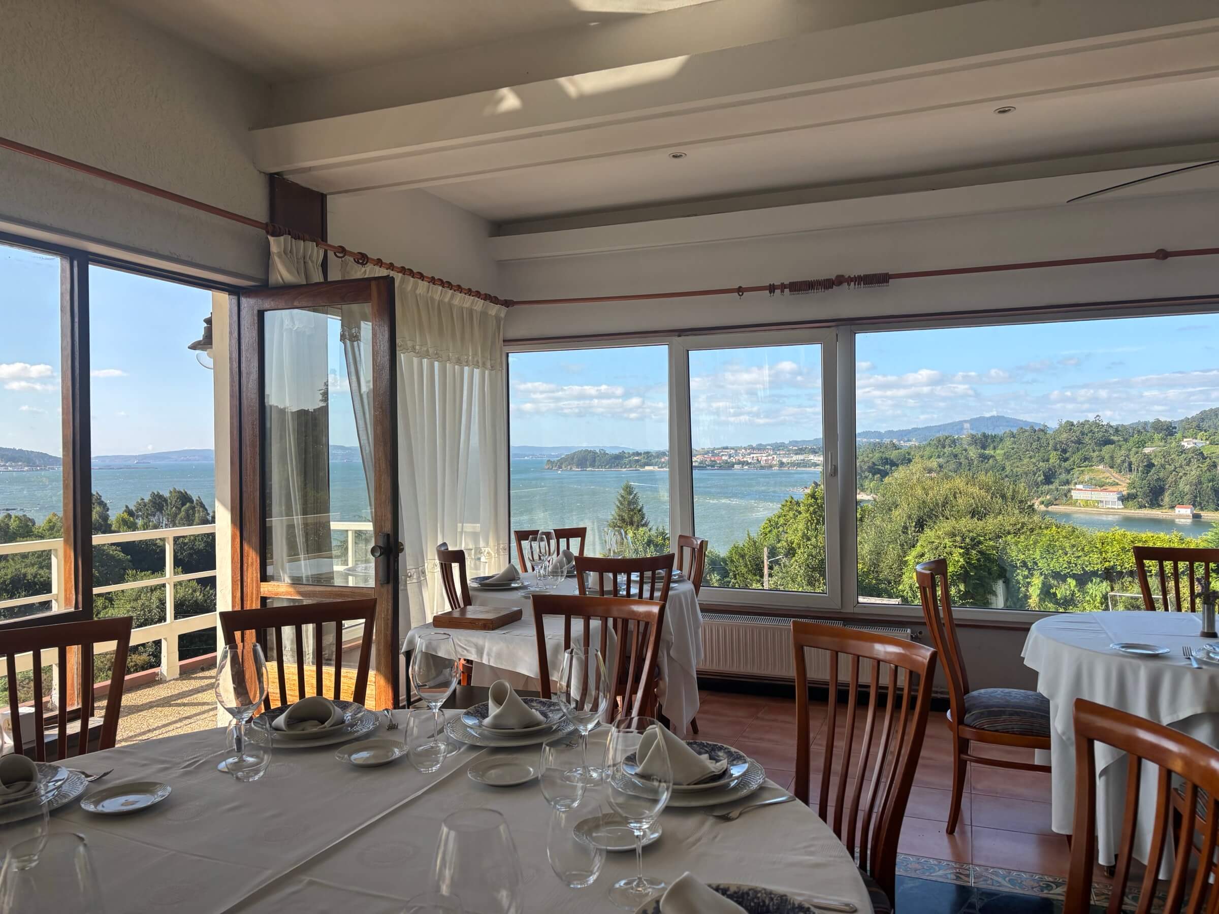 Comedor principal de A Cabana con vistas a la ría